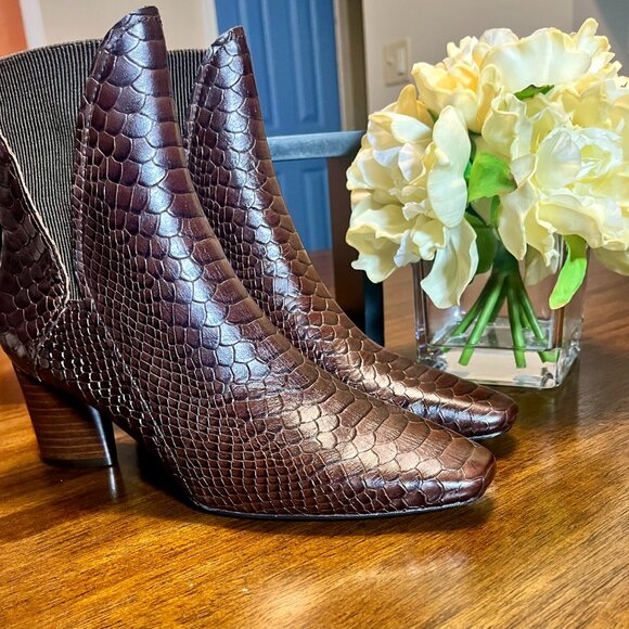 Brand New Donald J Pilner Dark Brown Croco-Embossed Leather Ankle Boots Size 8.5 - Picture 2 of 8